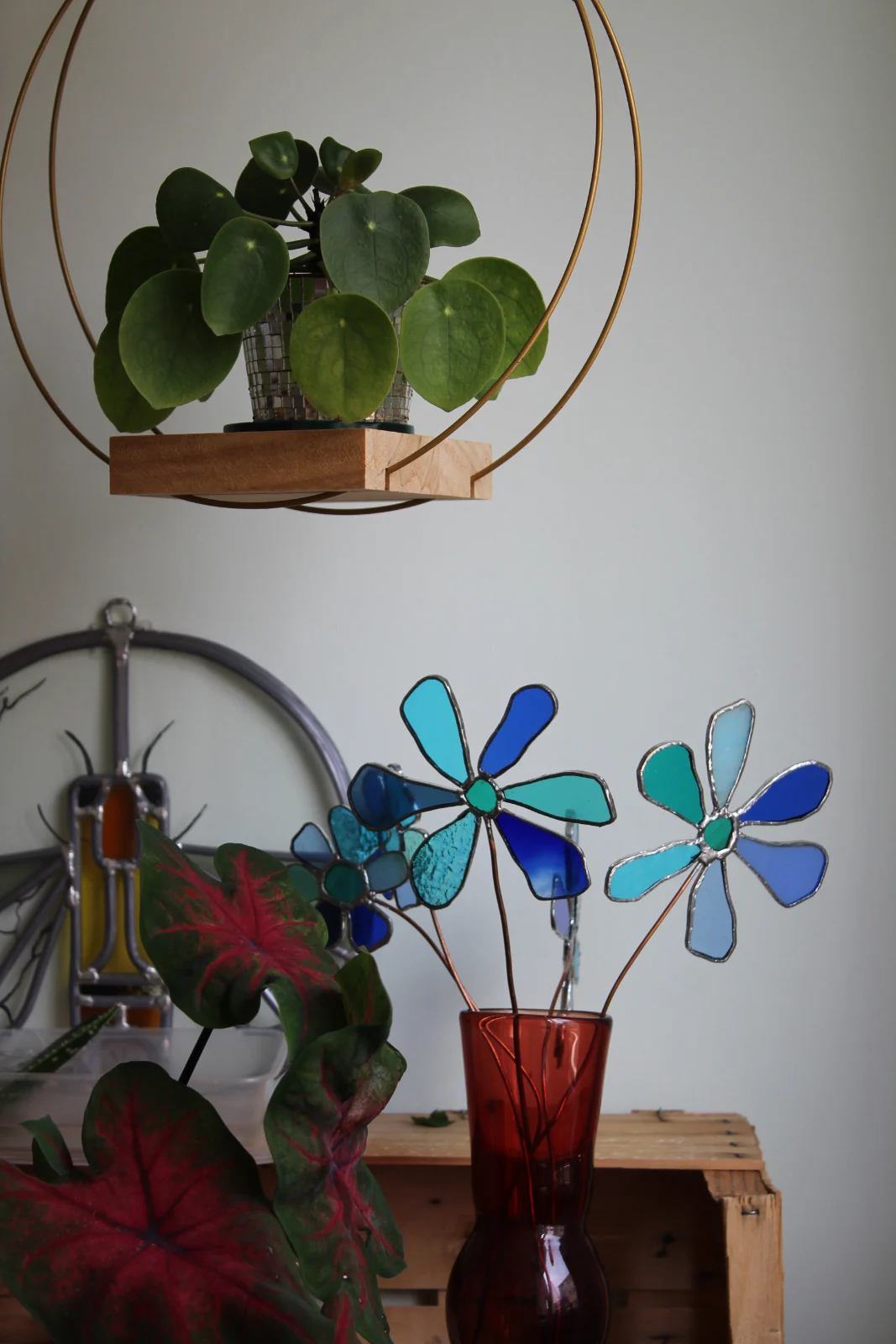 Fleurs de vitrail bleues sur tige