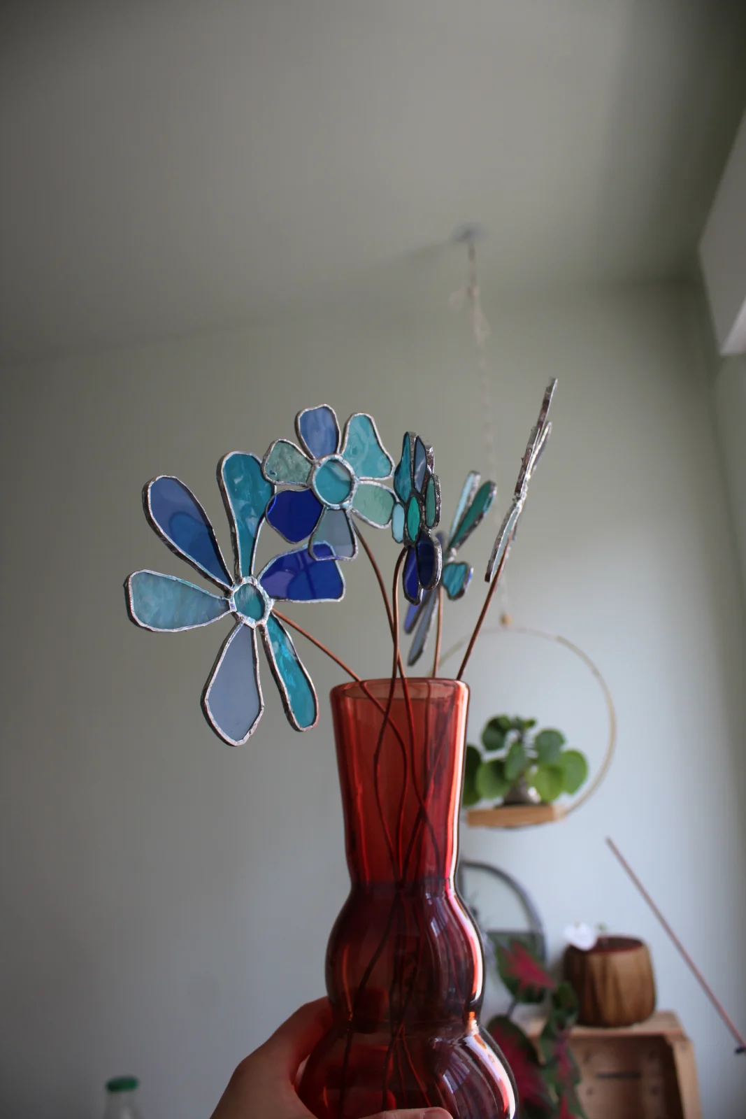 Fleurs de vitrail bleues sur tige