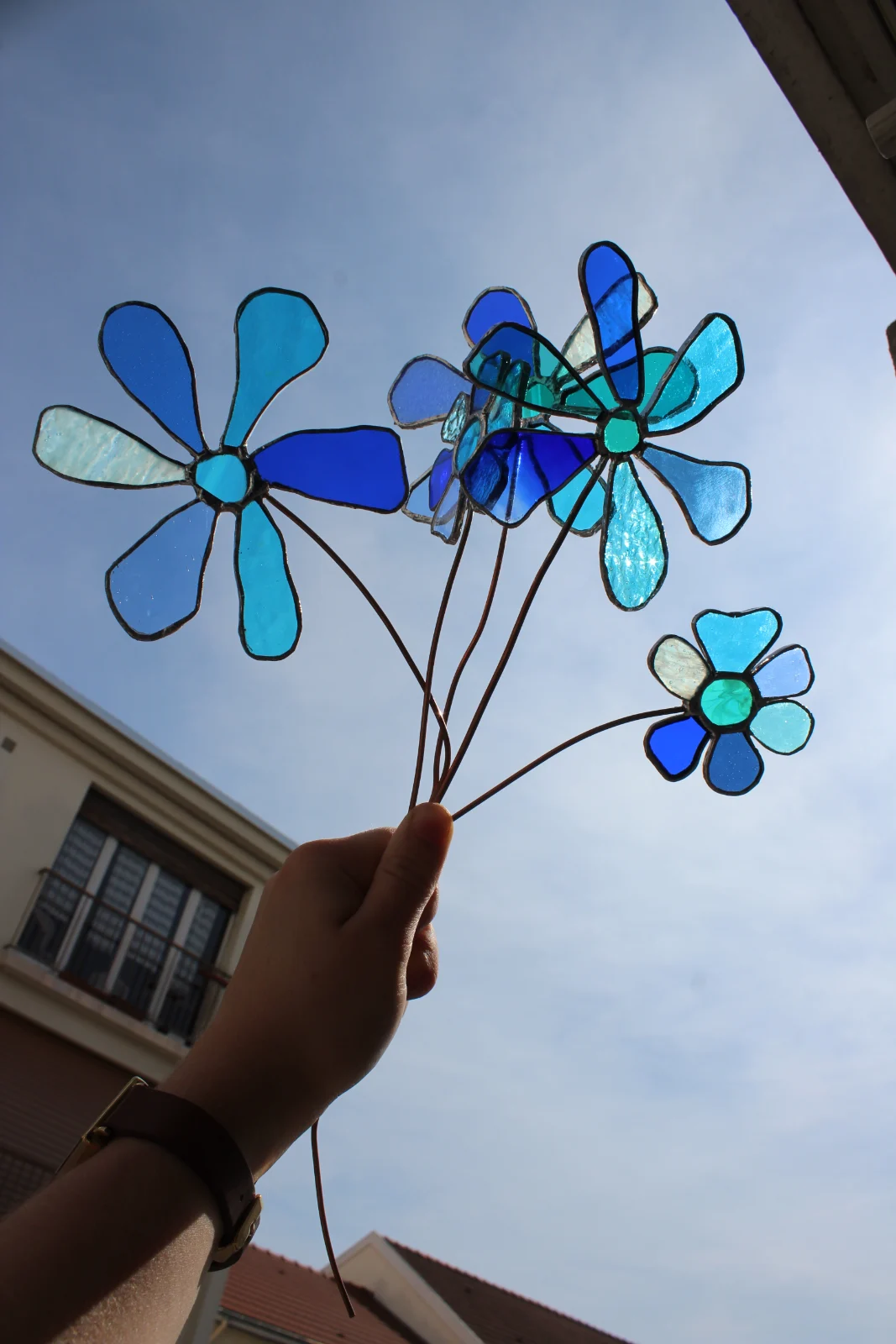 Fleurs de vitrail bleues sur tige