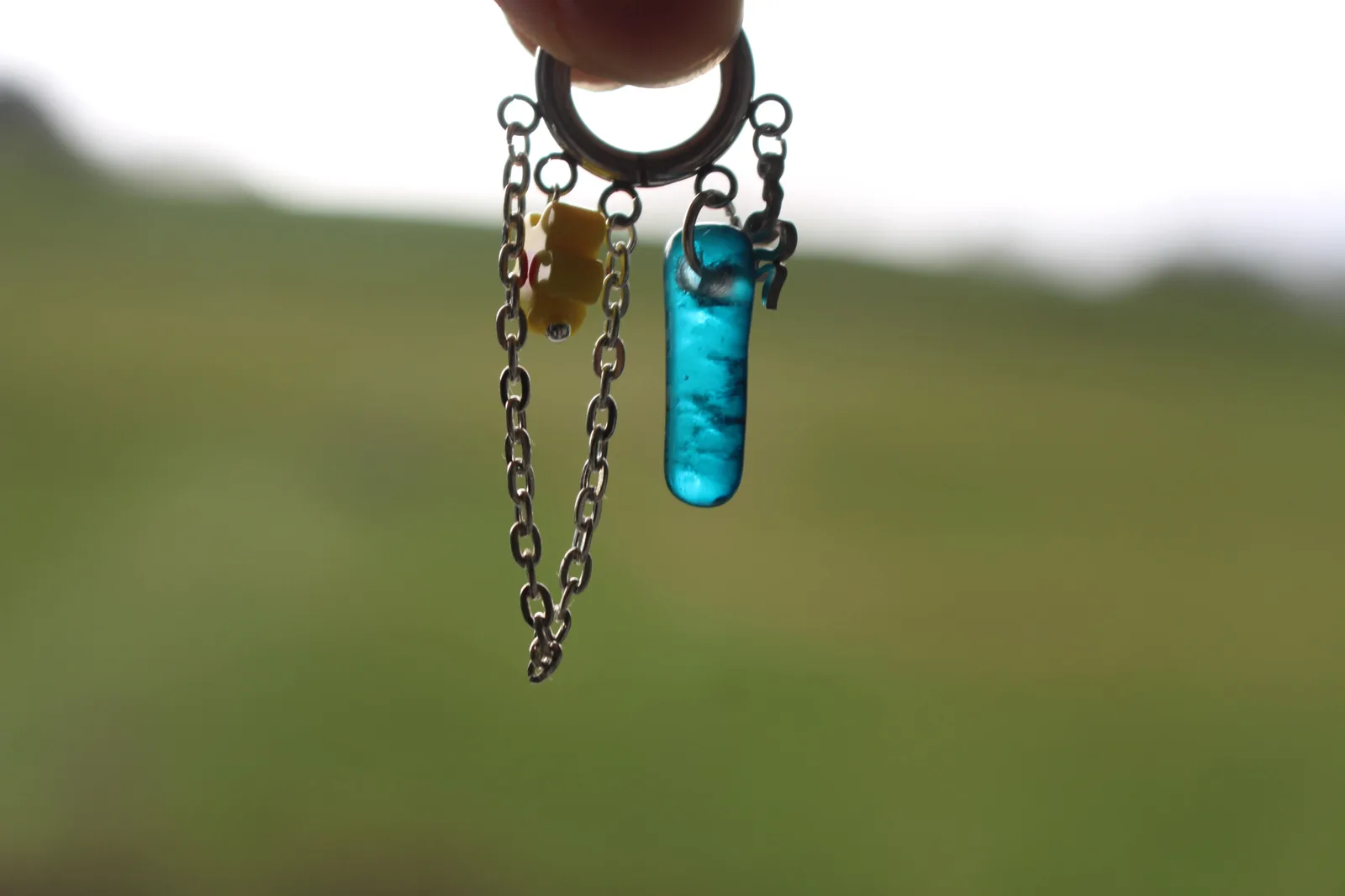 Boucles d’oreilles bleu lagon chaînettes