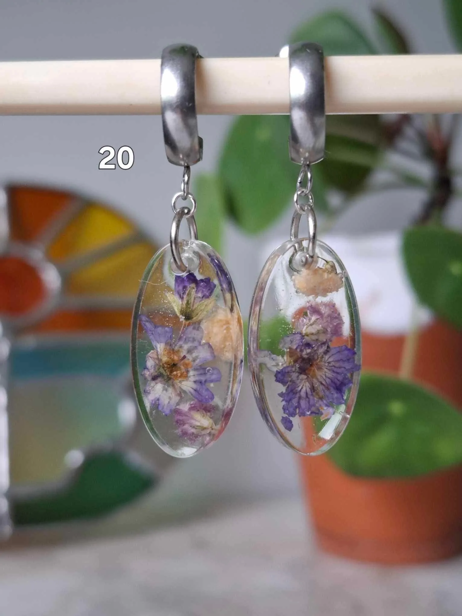 Boucles d’oreilles en résine et fleurs