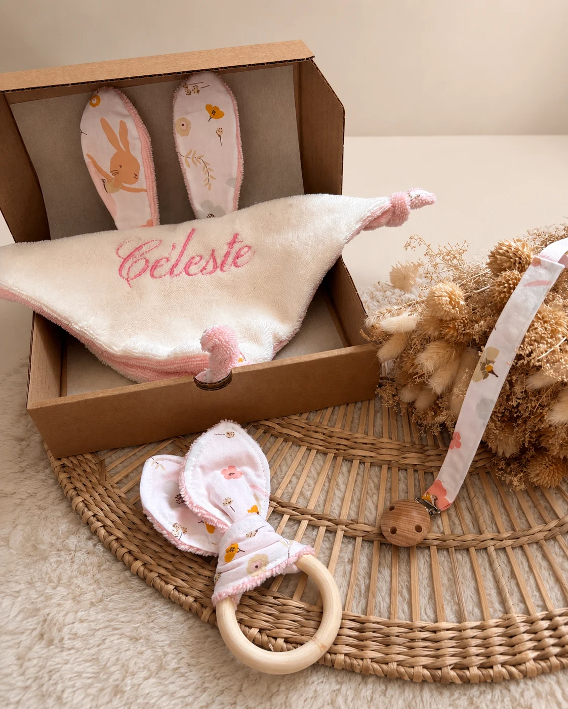 Coffret naissance doudou plat et accessoires assortis - "Douceur printanière"