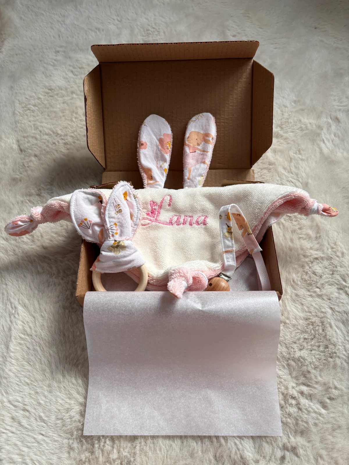 Coffret naissance doudou plat et accessoires assortis - "Douceur printanière"