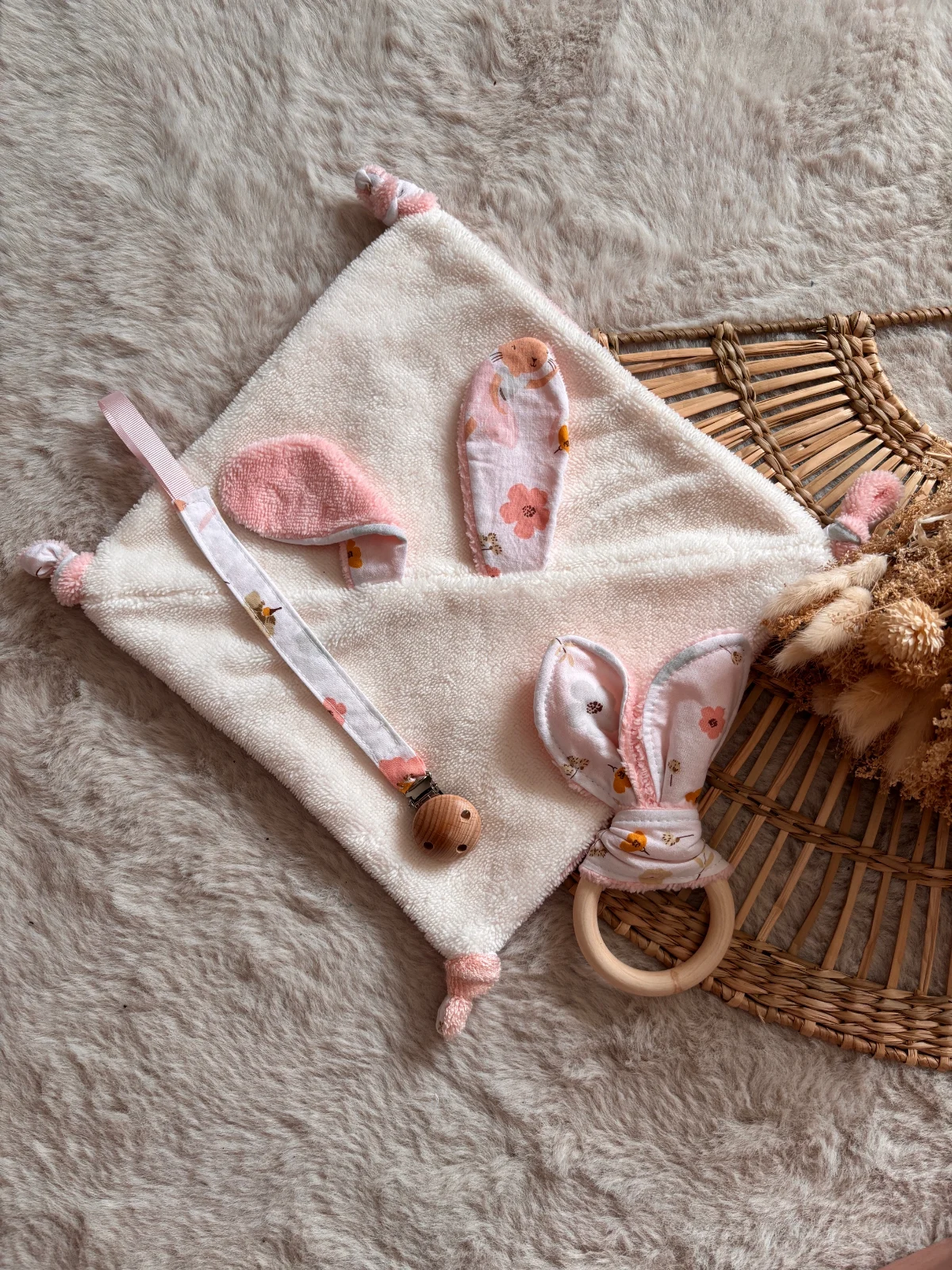 Coffret naissance doudou plat et accessoires assortis - "Douceur printanière"