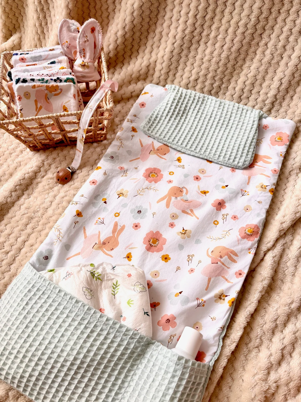 Tapis à langer nomade fait main "Douceur printanière"