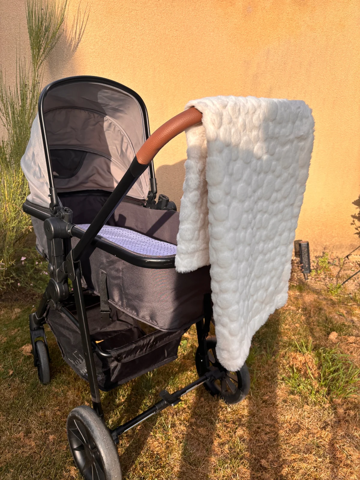 Couverture de bébé texturée et moelleuse "Pétales d'amour"