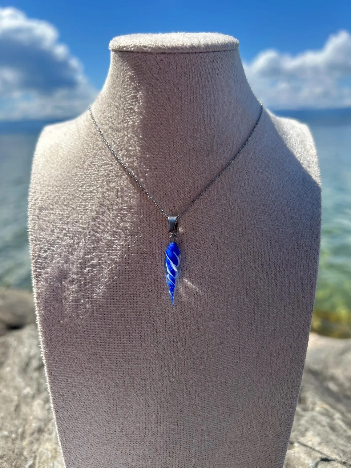 Collier coquillage bleu en verre filé