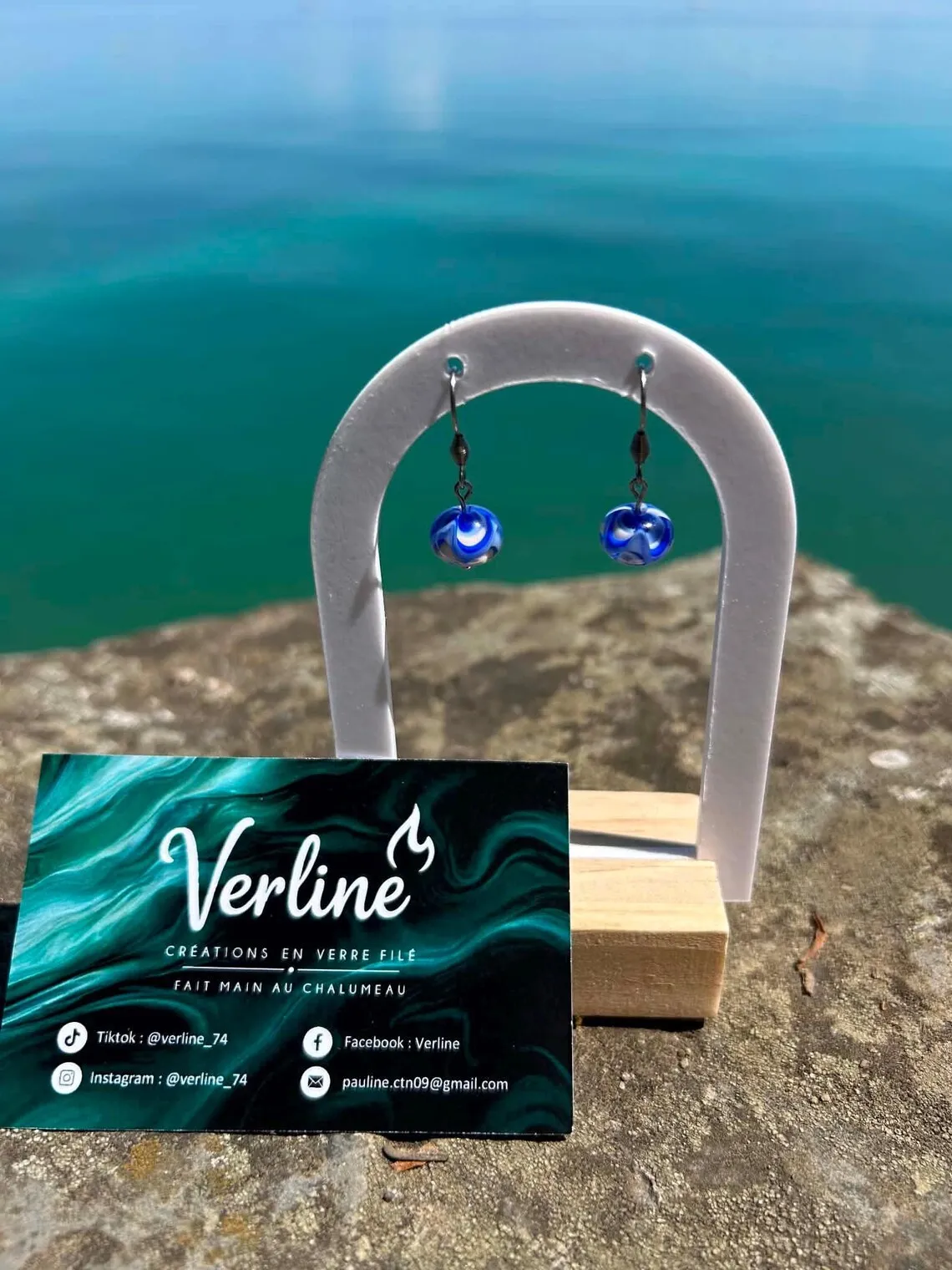 Boucles d’oreilles Océane bleu et blanc en verre filé